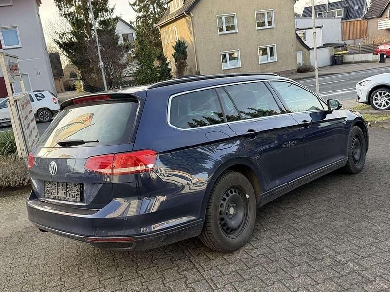 Gebraucht VW Passat Comfortline 150 PS (110 kW) 2016 Night blue metallic Kombi