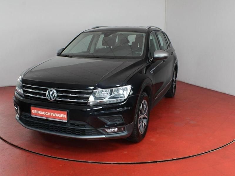Deep black perleffekt (metallic) Gebraucht 2018 VW Tiguan Allspace SUV | 22.950 € (Etwas zu teuer) - Bild 1/4