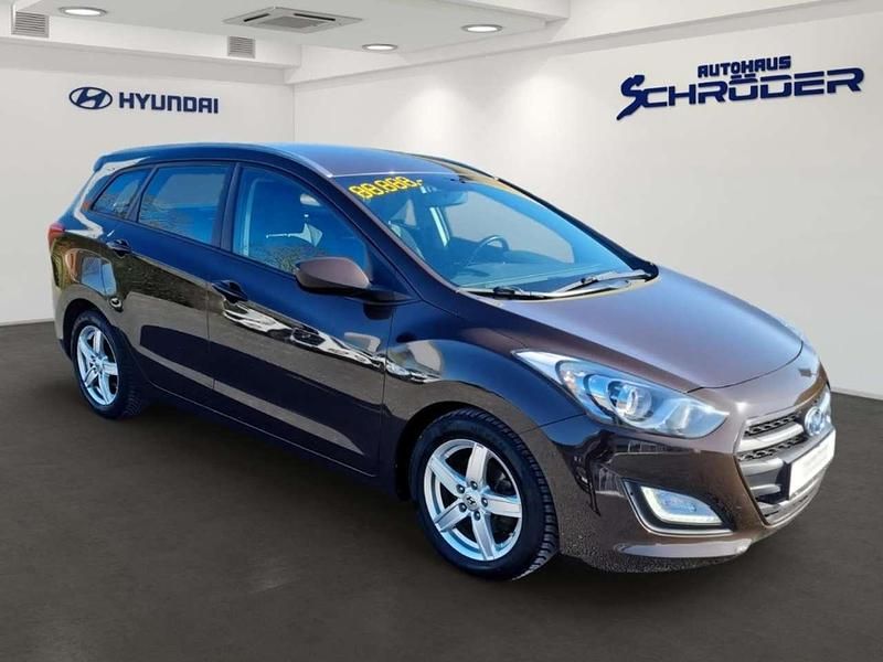 Gebraucht Hyundai i30 YES! Silver 135 PS (99 kW) 2017 Braun Limousine