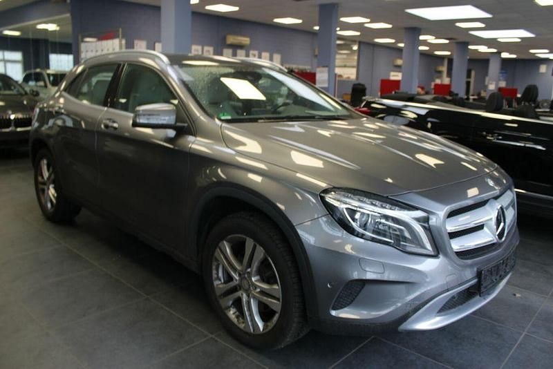 Grau Gebraucht 2015 Mercedes GLA250 SUV | 17.980 € (Fairer Preis) - Bild 1/4