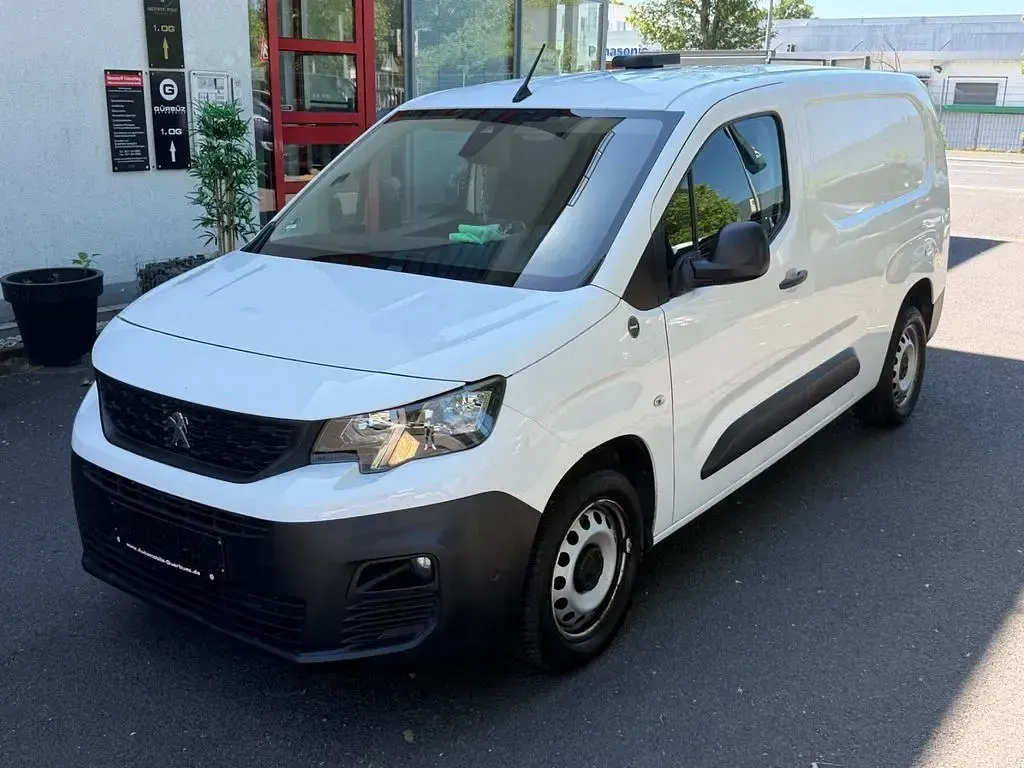 Gebraucht Peugeot Partner Premium 131 PS (96 kW) 2020 Weiß Van / Kleinbus