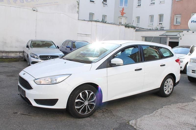 Gebraucht Ford Focus Ambiente 101 PS (74 kW) 2016 Weiß Limousine