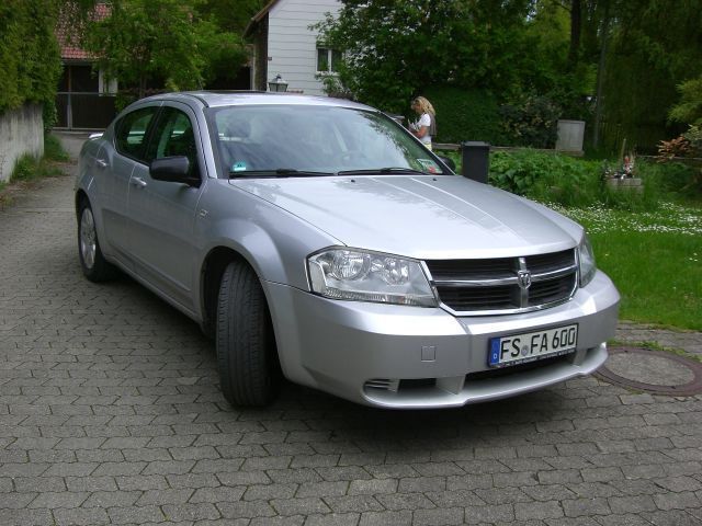 Silber metallic Gebraucht 2008 Dodge Avenger Limousine | 6.900 € - Bild 1/4