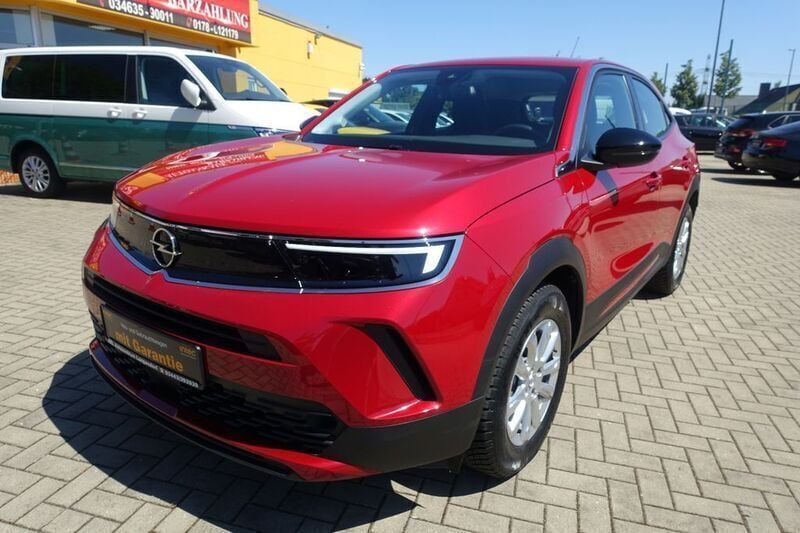 Power rot/kosmos rot Gebraucht 2022 Opel Mokka-e Edition SUV | 15.750 € (Superpreis) - Bild 1/2