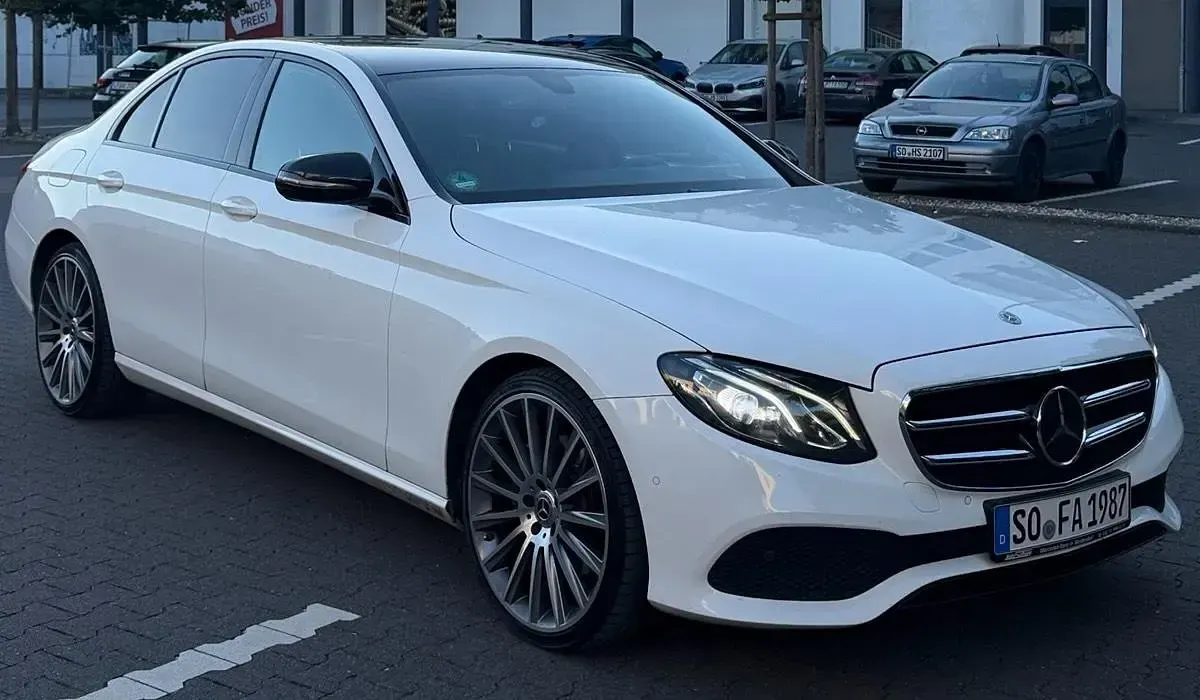 Gebraucht Mercedes E220 Night 194 PS (142 kW) 2019 Weiß Limousine