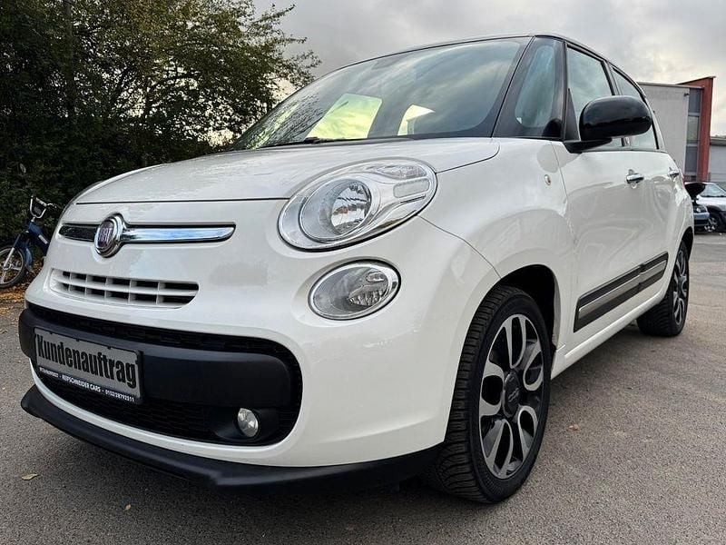 Weiß Gebraucht 2012 Fiat 500L Pop Star Van / Kleinbus | 5.990 € (Fairer Preis) - Bild 1/4