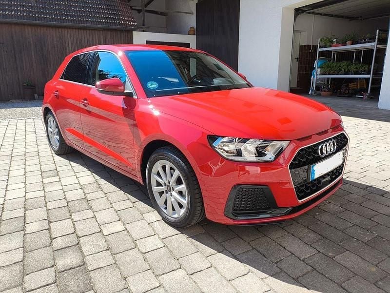 Rot Gebraucht 2024 Audi A1 Sportback Advanced Kleinwagen | 20.600 € (Superpreis) - Bild 1/4