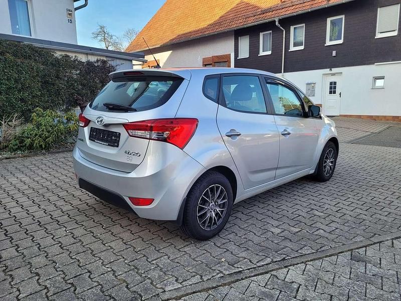 Gebraucht Hyundai ix20 Edition 90 PS (66 kW) 2012 Silber Kleinwagen