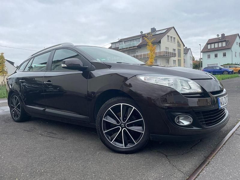 Braun Gebraucht 2012 Renault Mégane III Initiale Paris Limousine | 5.250 € (Fairer Preis) - Bild 1/4