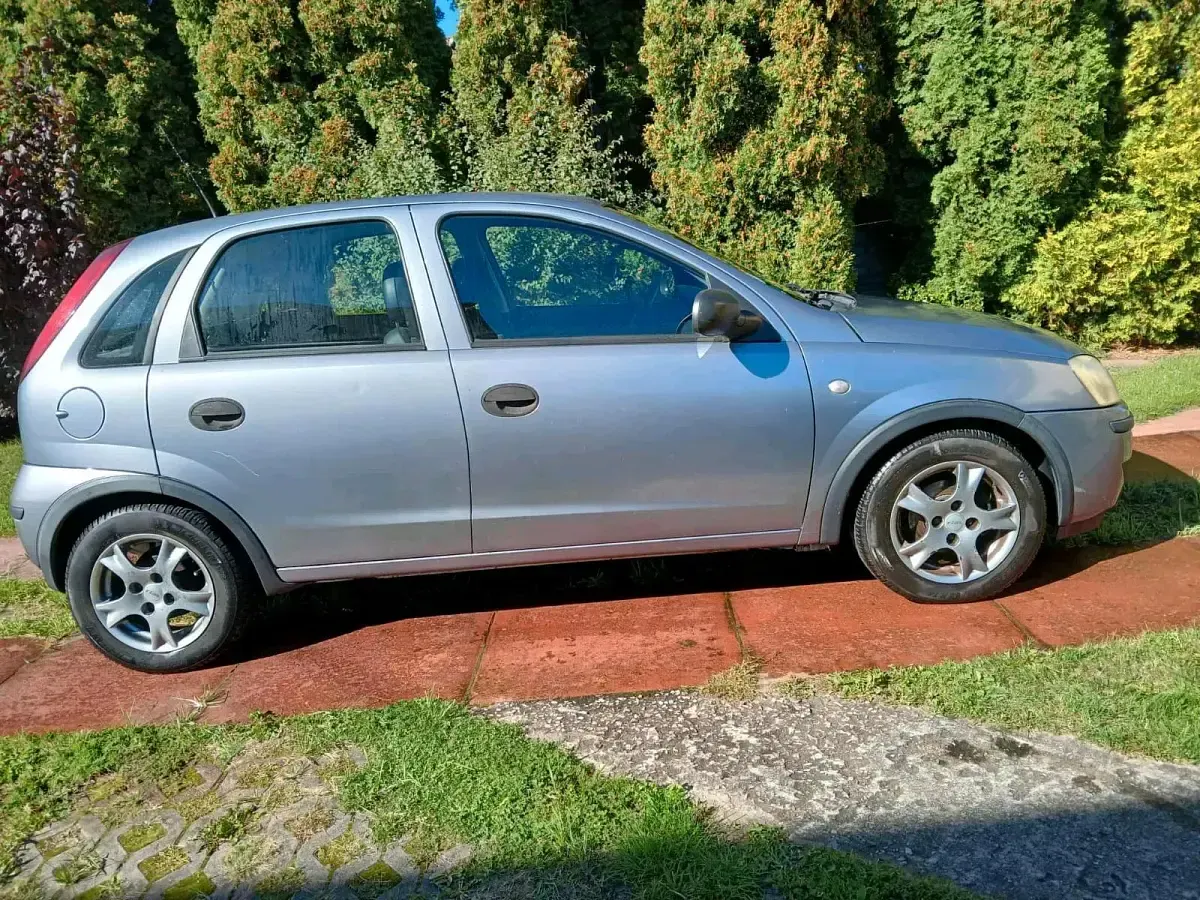 Używany Opel Corsa 60 KM (44 kW) 2005 Srebrny Hatchback
