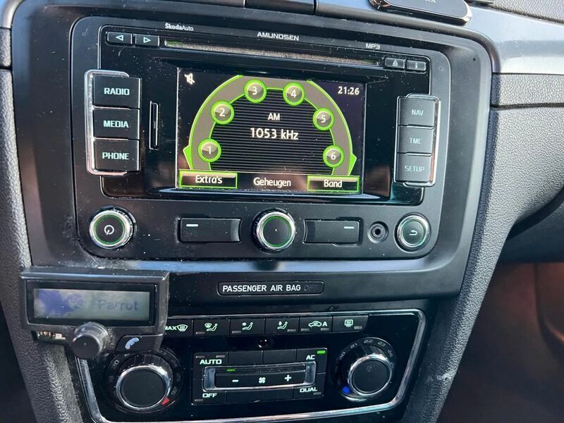 Gebraucht Skoda Superb GreenLine 105 PS (77 kW) 2011 Schwarz Kombi