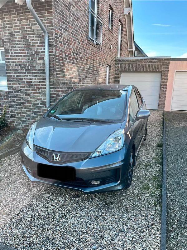 Grau Gebraucht 2013 Honda Jazz SI Kleinwagen | 8.000 € (Fairer Preis) - Bild 1/4