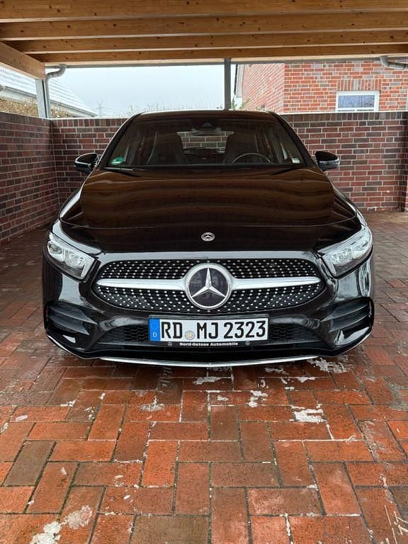 Schwarz Gebraucht 2020 Mercedes A180 AMG line Limousine | 22.000 € (Guter Preis) - Bild 1/4