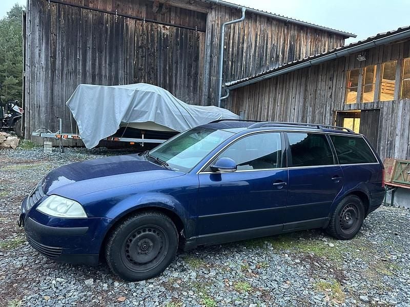 Blau Gebraucht 2005 VW Passat Kombi | 499 € (Superpreis) - Bild 1/4