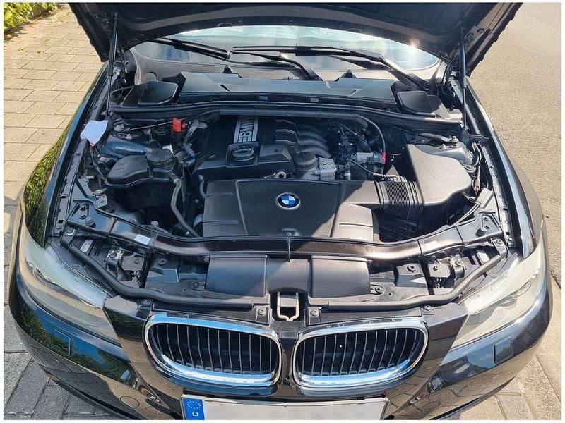 Gebraucht BMW 318 143 PS (105 kW) 2010 Schwarz Limousine