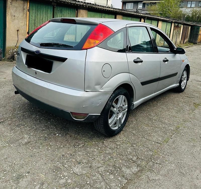 Gebraucht Ford Focus 75 PS (55 kW) 2000 Silber Limousine