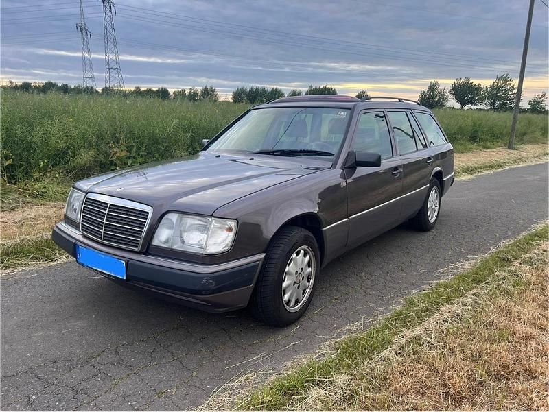 Grau Gebraucht 1993 Mercedes E220 Kombi | 5.250 € - Bild 1/4