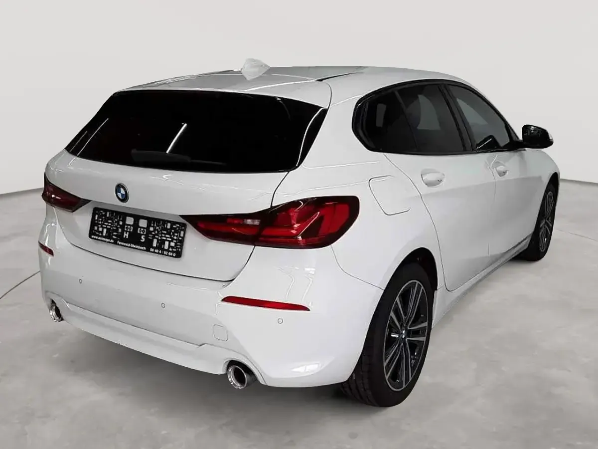 Gebraucht BMW 118 Advantage 150 PS (110 kW) 2023 Alpinweiß Limousine