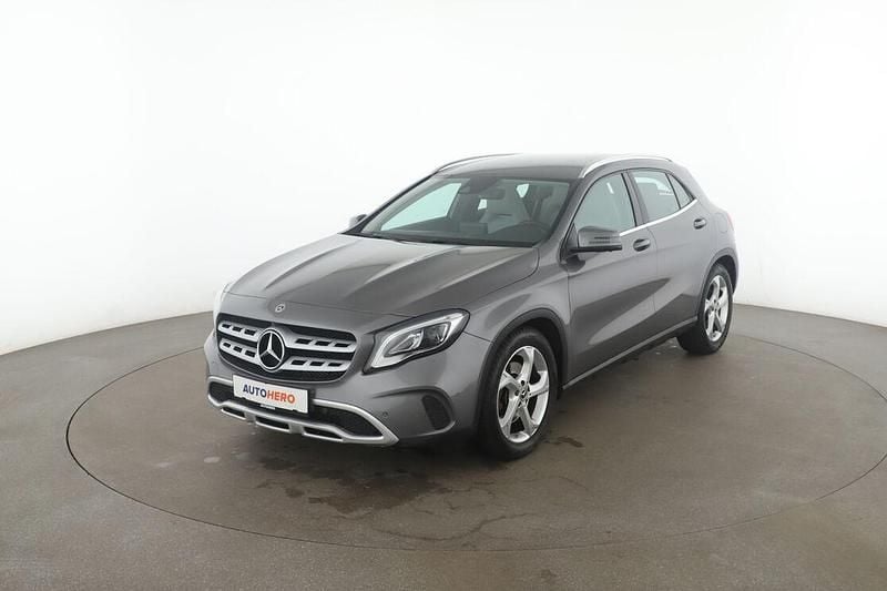 Grau Gebraucht 2018 Mercedes GLA220 Urban SUV | 22.400 € (Fairer Preis) - Bild 1/3