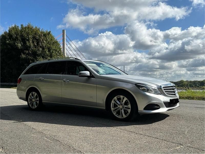 Silber Gebraucht 2013 Mercedes E200 Kombi | 12.400 € (Etwas zu teuer) - Bild 1/4