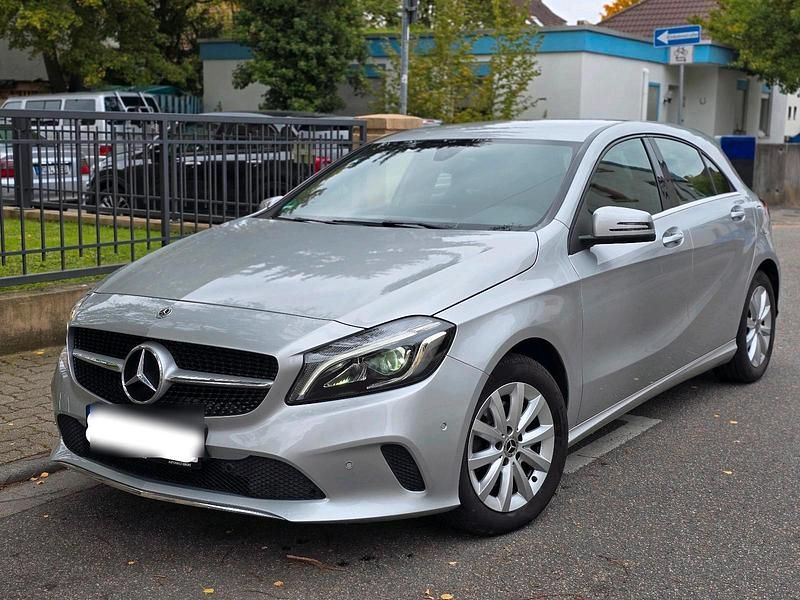 Silber Gebraucht 2017 Mercedes A180 Edition Limousine | 12.500 € (Guter Preis) - Bild 1/4