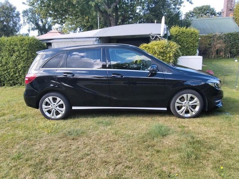 Schwarz Gebraucht 2017 Mercedes B200 Van / Kleinbus | 15.999 € (Guter Preis) - Bild 1/4