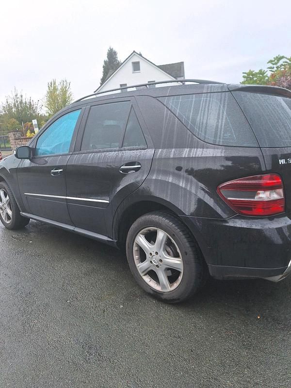 Schwarz Gebraucht 2008 Mercedes ML350 SUV | 6.700 € (Superpreis) - Bild 1/4