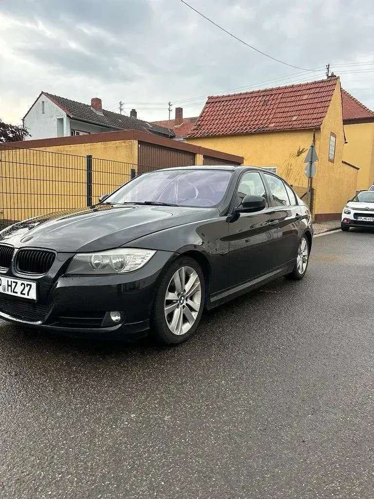 Gebraucht BMW 320 163 PS (119 kW) 2011 Schwarz Limousine
