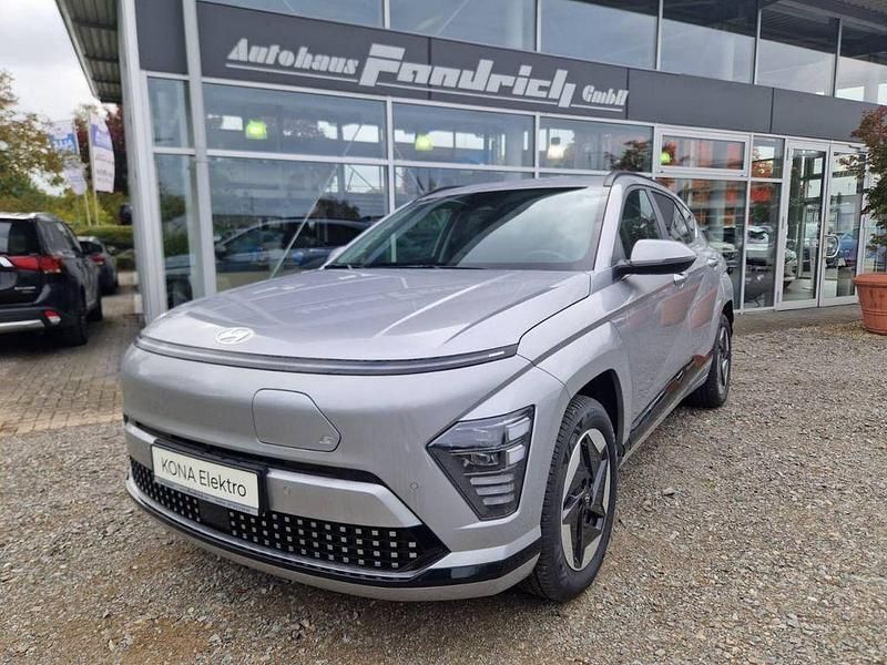 Shimmering silver Gebraucht 2024 Hyundai Kona Trend SUV | 42.900 € (Teuer) - Bild 1/4