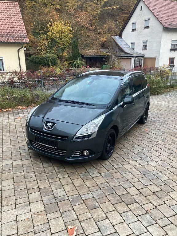 Grau Gebraucht 2012 Peugeot 5008 Allure Van / Kleinbus | 4.100 € (Fairer Preis) - Bild 1/4