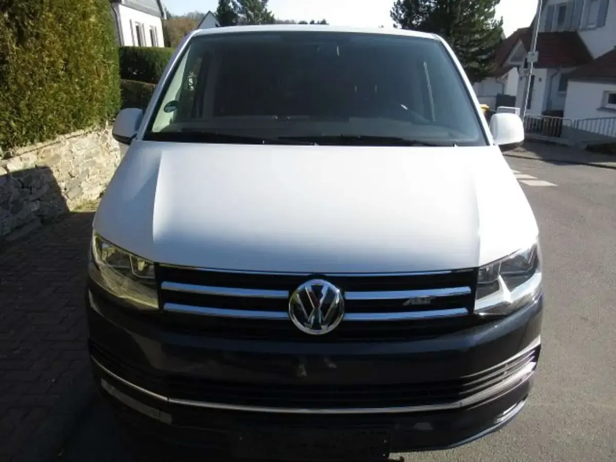 Gebraucht VW Caravelle 150 PS (110 kW) 2016 Indigoblauperleffekt/weiss Van