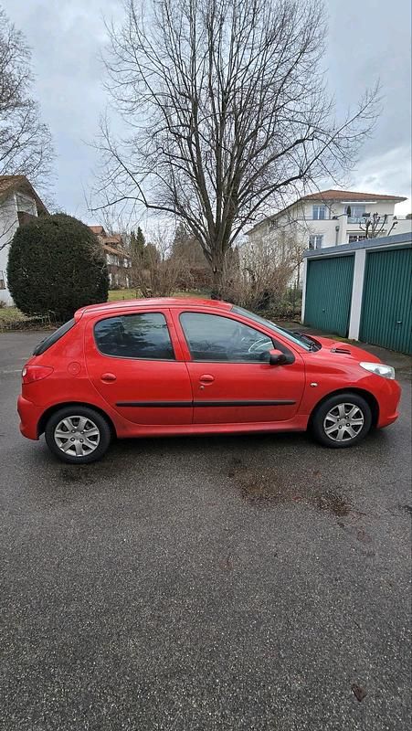 Gebraucht Peugeot 206+ 68 PS (50 kW) 2011 Rot Kleinwagen