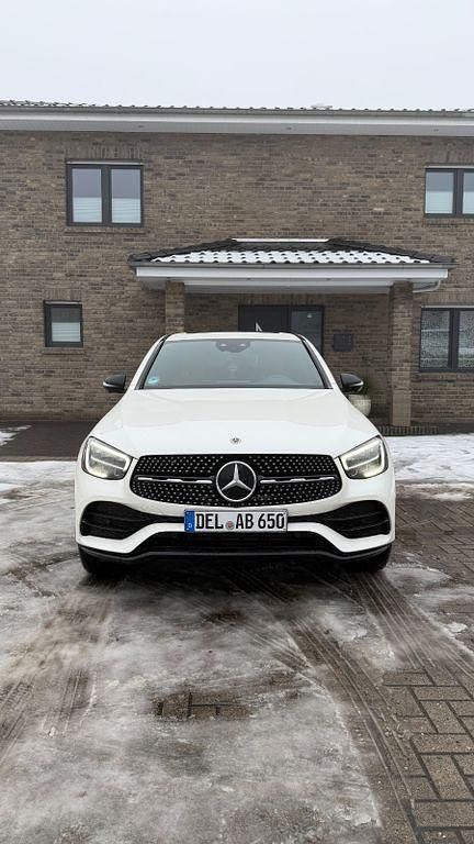 Gebraucht Mercedes GLC300e 333 PS (244 kW) 2024 Weiß Coupé