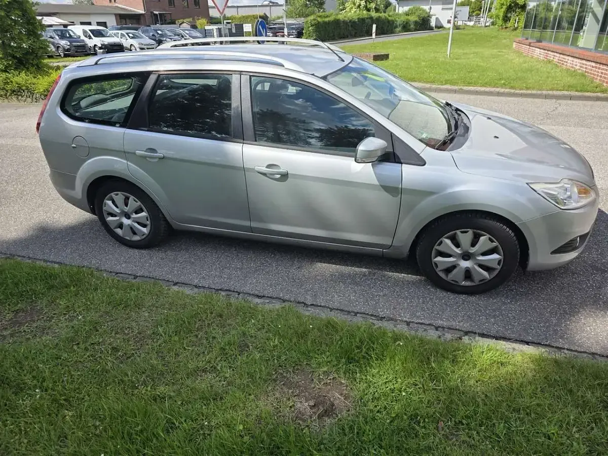 Usado Ford Focus 101 CV (74 kW) 2010 Plateado Familiar
