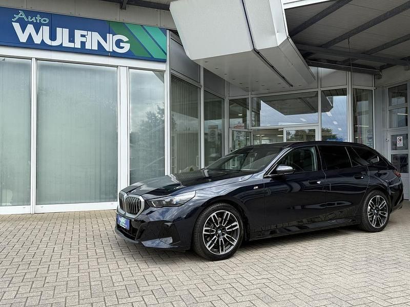 Schwarz Gebraucht 2024 BMW 520 M Sport Kombi | 52.850 € (Superpreis) - Bild 1/4