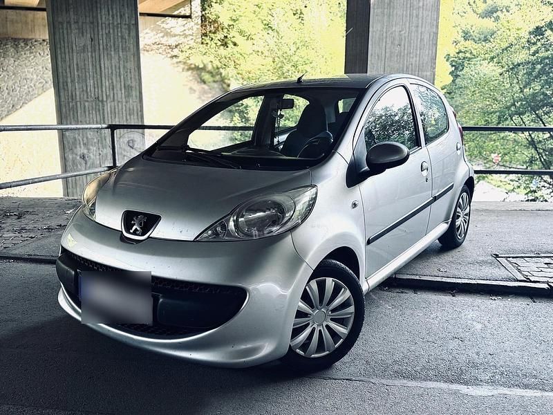 Grau Gebraucht 2008 Peugeot 107 Kleinwagen | 2.850 € (Teuer) - Bild 1/4