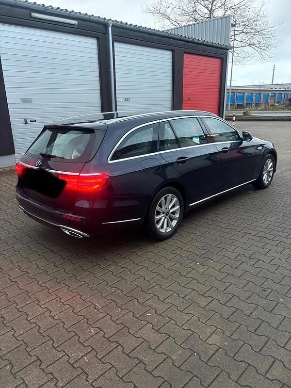 Gebraucht Mercedes E220 194 PS (142 kW) 2018 Blau Kombi