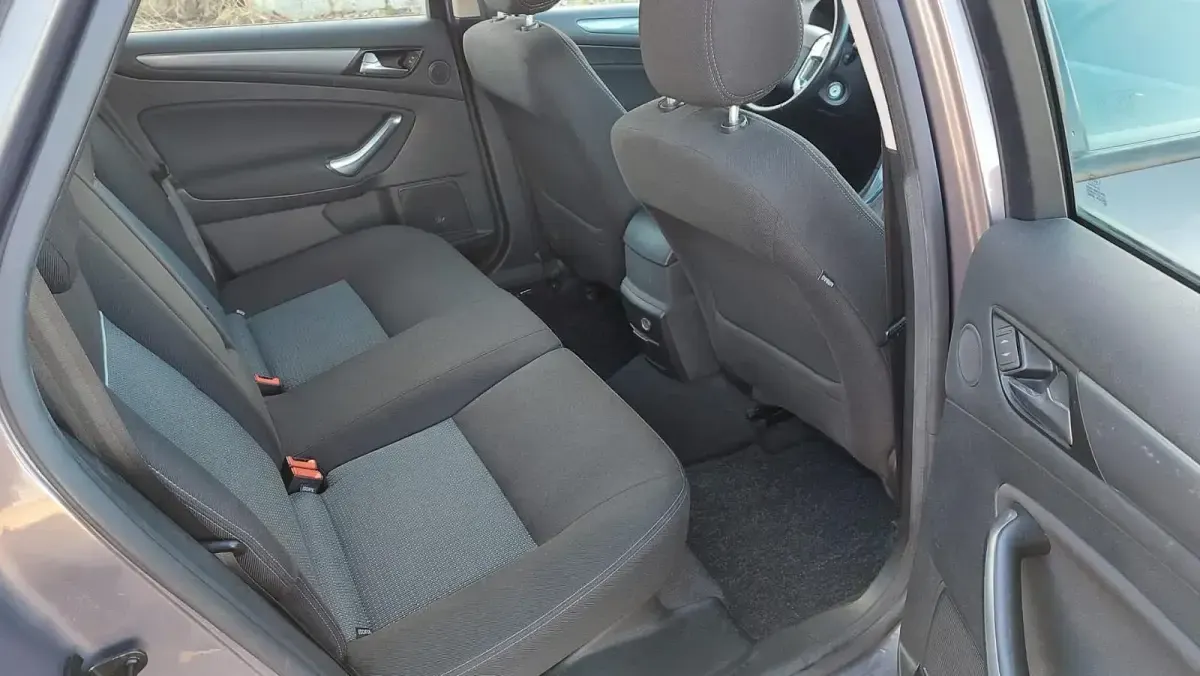 Gebraucht Ford Mondeo 140 PS (102 kW) 2011 Grau Kombi