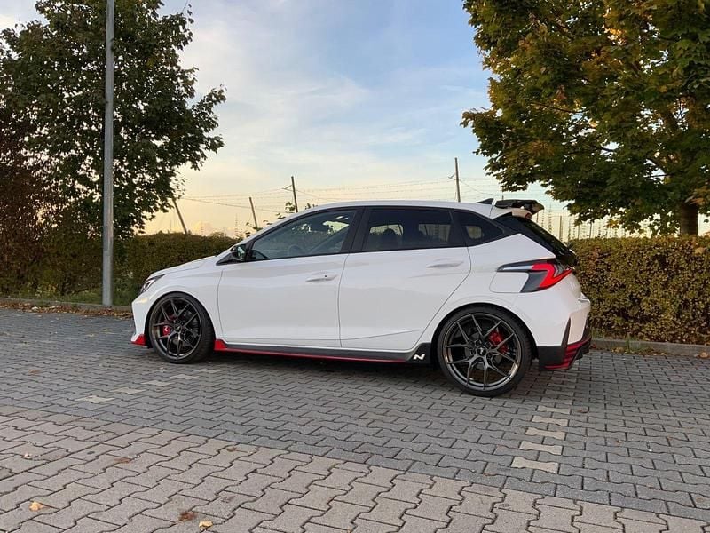 Weiß Gebraucht 2022 Hyundai i20 Kleinwagen | 24.990 € (Fairer Preis) - Bild 1/4