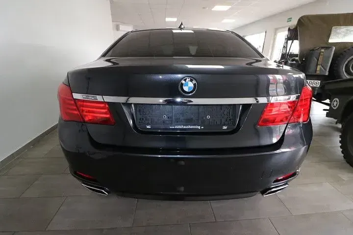 Gebraucht BMW 740 Sport Line 306 PS (225 kW) 2011 Grau Limousine