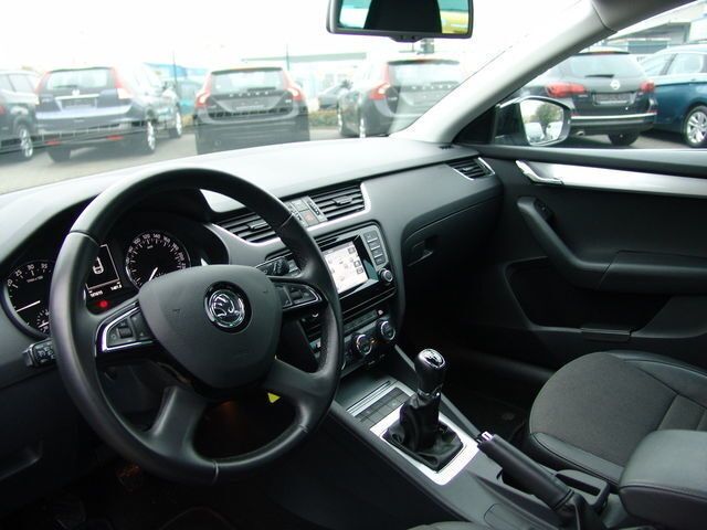 Gebraucht Skoda Octavia Elegance 150 PS (110 kW) 2014 Schwarz metallic Kombi