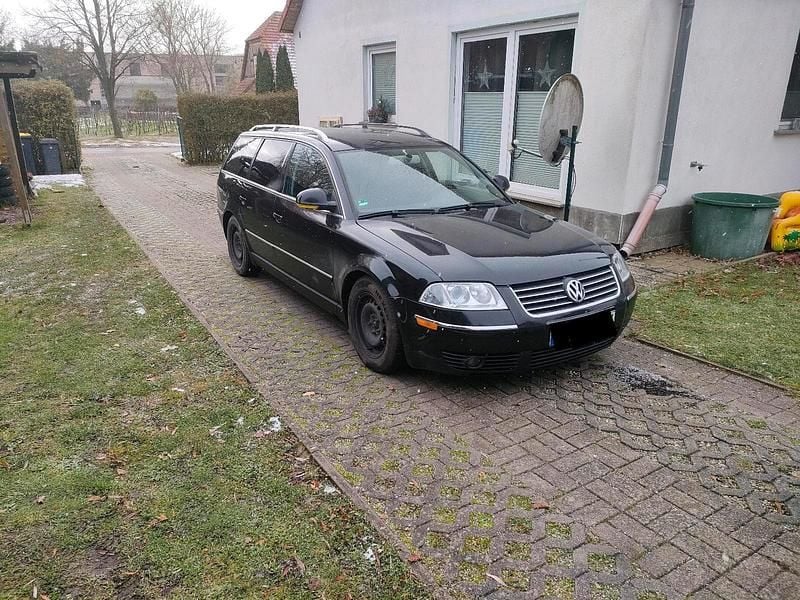 Schwarz Gebraucht 2005 VW Passat Kombi | 1.300 € (Superpreis) - Bild 1/4