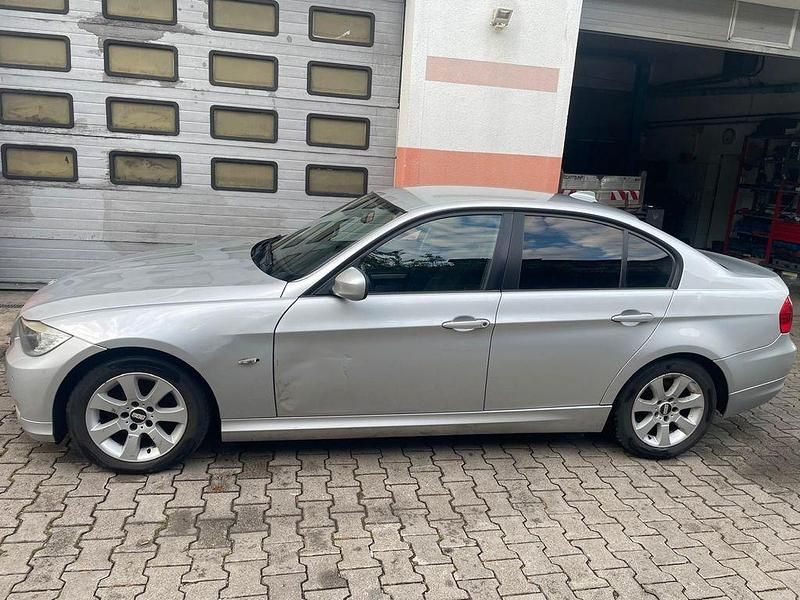 Second-hand BMW 320 163 CP (119 kW) 2009 Argintiu Berlinǎ