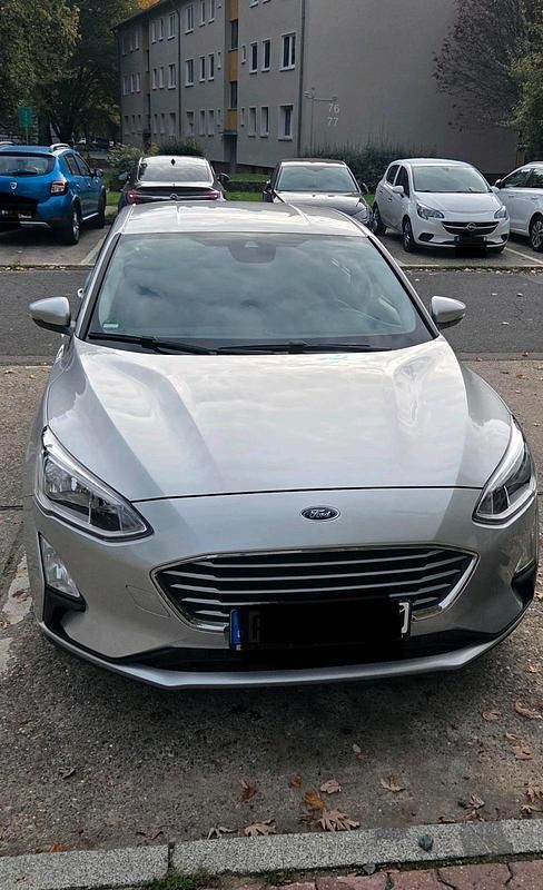 Silber Gebraucht 2018 Ford Focus Cool & Connect Limousine | 13.999 € (Etwas zu teuer) - Bild 1/4