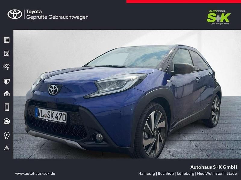 Juniper blue / night sky black (schwarz) Gebraucht 2025 Toyota Aygo X-plore Kleinwagen | 22.980 € (Teuer) - Bild 1/4