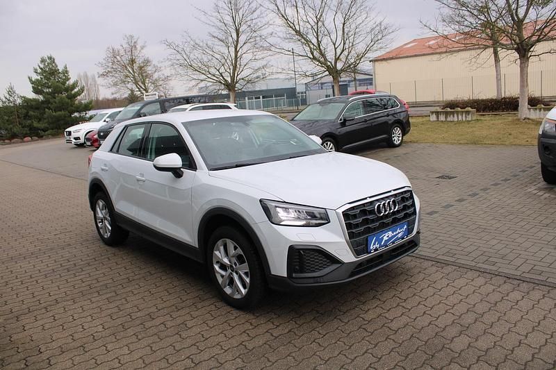 Gebraucht Audi Q2 Basis 110 PS (80 kW) 2022 Weiß metallic SUV