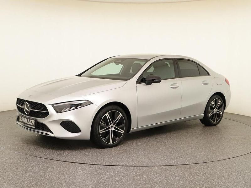 Gebraucht Mercedes A180 Progressive 136 PS (100 kW) 2023 Iridiumsilber metallic Limousine