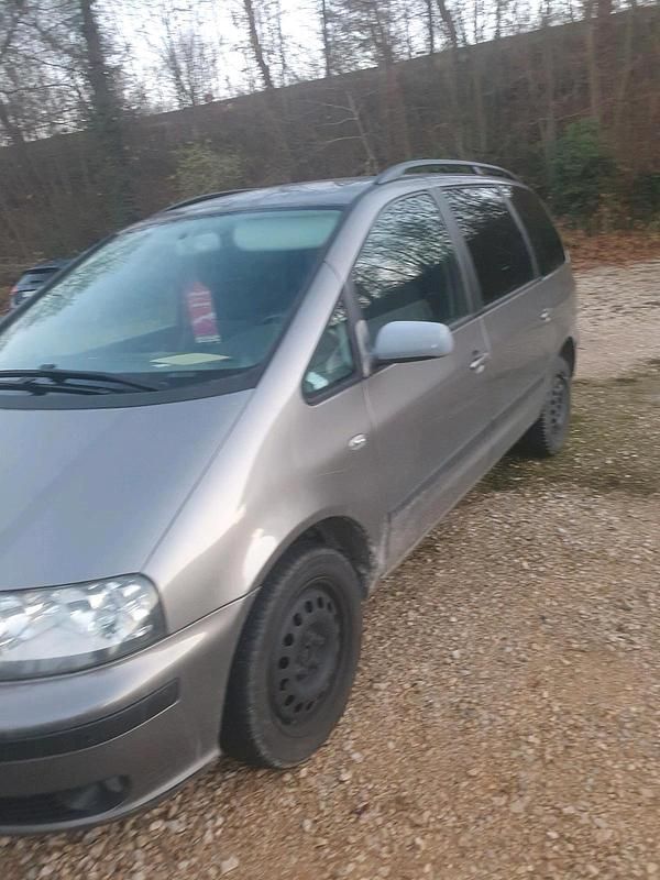 Grau Gebraucht 2004 Seat Alhambra Van / Kleinbus | 2.050 € - Bild 1/3