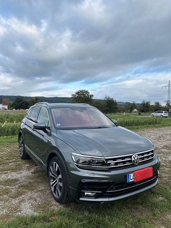 Grau Gebraucht 2019 VW Tiguan Highline SUV | 25.200 € - Bild 1/4