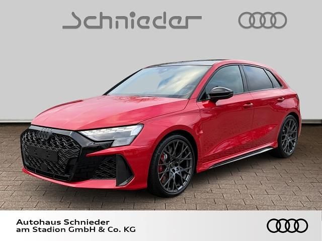 Rot (progressivrot metallic) Gebraucht 2025 Audi RS3 Comfort Limousine | 66.650 € (Fairer Preis) - Bild 1/4